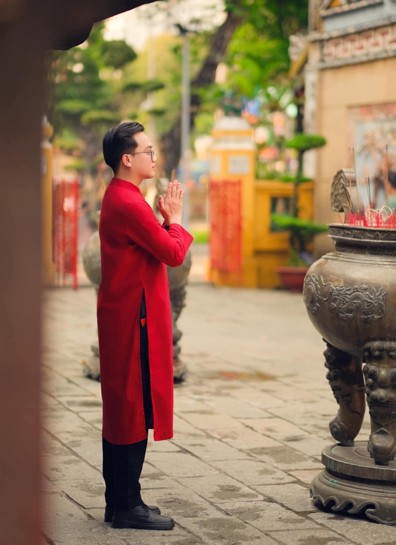 Lăng Ông Bà Chiểu Lăng Ông Bà Chiểu là một trong những di tích lịch sử văn hóa cổ kính tuổi đời gần 200 năm tại TPHCM, nằm tại đường Lê Văn Duyệt giao với đường Phan Đăng Lưu, quận Bình Thạnh, TPHCM. Địa điểm có không gian cổ kính, mang nét đẹp truyền thống Việt Nam, đồng thời có nhiều cây xanh, bóng mát, yên tĩnh giữa TPHCM nhộn nhịp. Ngoài đến chụp ảnh, nhiều du khách còn đến viếng lăng, thắp nhang cầu bình an cho gia đình trong năm mới.