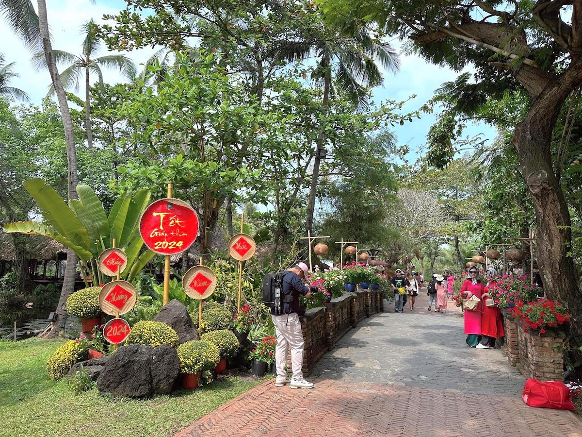 Làng Du lịch Bình Quới Làng Du lịch Bình Quới nằm tại đường Bình Quới, quận Bình Thạnh, TPHCM, nơi này là một điểm du lịch sinh thái nên không gian khá rộng rãi, mát mẻ rợp bóng cây xanh, hàng dừa, hồ nước, xuồng ba lá, cầu tre lắc lẻo, phù hợp với những bộ ảnh kiểu làng quê. Dù là điểm du lịch sinh thái nhưng khi vào chụp ảnh bạn sẽ không mất phí. Nơi này cũng có hàng quán cà phê cho khách ngồi nghỉ chân, thư giãn trong lúc chụp ảnh. Ảnh: Khu du lịch