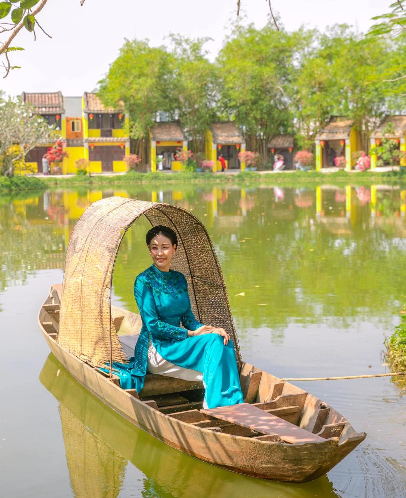 Bảo tàng Áo dài Địa điểm này nằm tại phường Long Phước, TP Thủ Đức, TPHCM, khá xa trung tâm thành phố, mở cửa từ thứ hai đến chủ nhật, vào lúc 8h30 - 17h30. Khi vào bảo tàng, du khách sẽ mua vé với giá 50.000 đồng/người, riêng học sinh, sinh viên, trẻ em, giá vé là 30.000 đồng. Bảo tàng có diện tích 2 hecta, không gian xanh mát, yên tĩnh, rất thích hợp cho những bộ ảnh ngoài trời. Ở đây còn có một góc Hội An thu nhỏ, với những mái nhà ngói nhuốm màu thời gian, mang vẻ đẹp nên thơ. Ảnh: Bảo tàng Áo dài