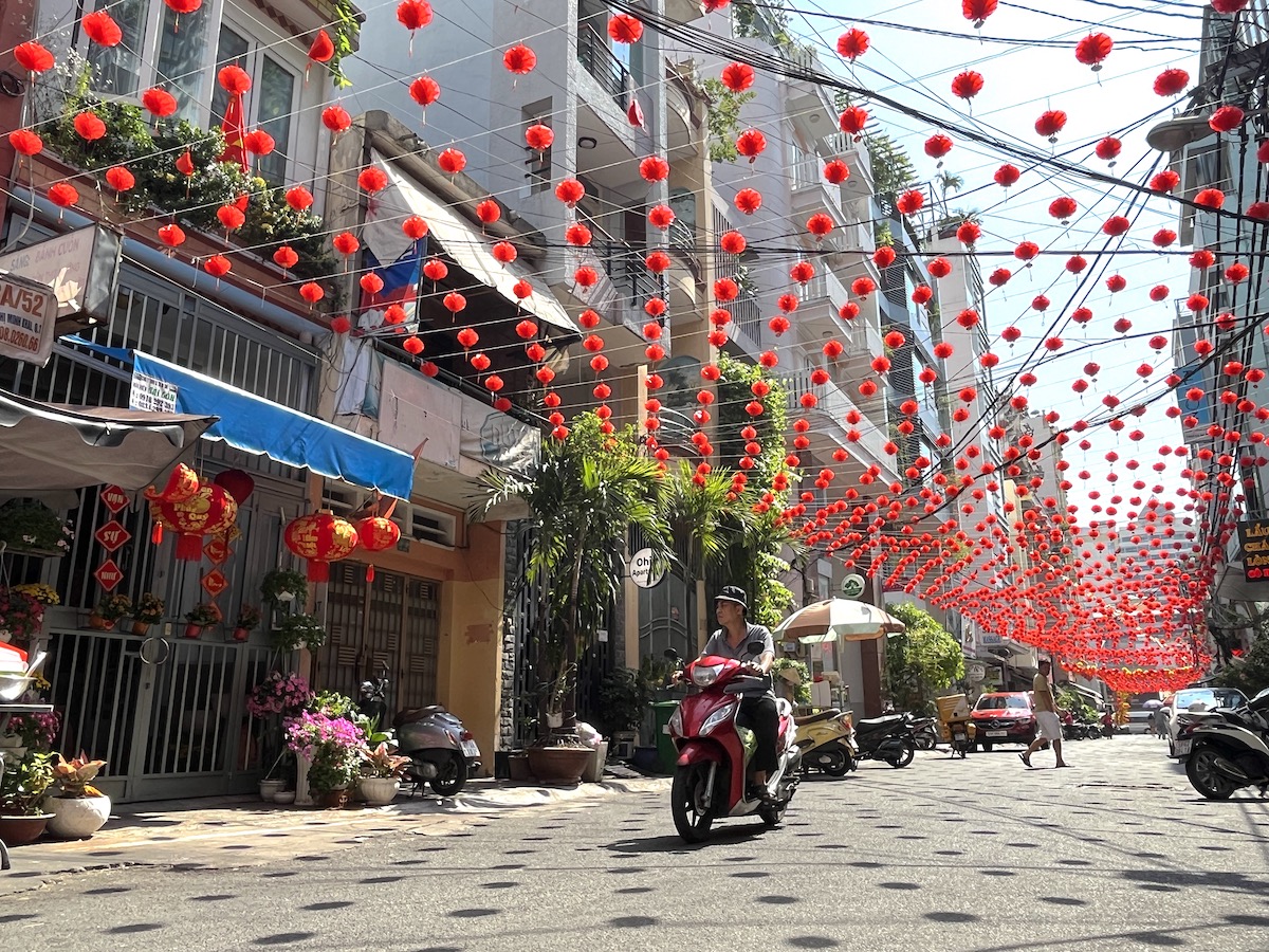 Những con hẻm ở TPHCM Thời điểm này những con hẻm tại TPHCM cũng đã “khoác” lên mình chiếc áo mới để đón Tết. Những ngày qua, người dân tại hẻm 18A Nguyễn Thị Minh Khai, quận 1; hẻm 100 Trần Hưng Đạo, quận 1; hẻm 153 Nguyễn Thị Minh Khai, quận 1… cũng bắt đầu trang trí khu phố của mình thật rực rỡ. Hàng ngàn chiếc lồng đèn đỏ được treo trên cao, những chậu mai, đào, cúc, gánh bánh chưng, bánh tét được trang trí bắt mắt, có cả hồ nước, ao sen, cá bơi lượn, tạo nên khung cảnh mùa xuân ấn tượng. Bạn có thể đến những nơi này để lưu lại những bộ ảnh Tết độc đáo, khác lạ. Ảnh: Diệu Mi