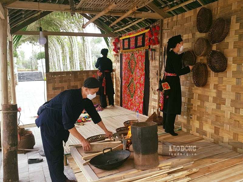 Những vị cao niên sống hàng chục năm tại làng Thái Hải. Ảnh: Lam Thanh