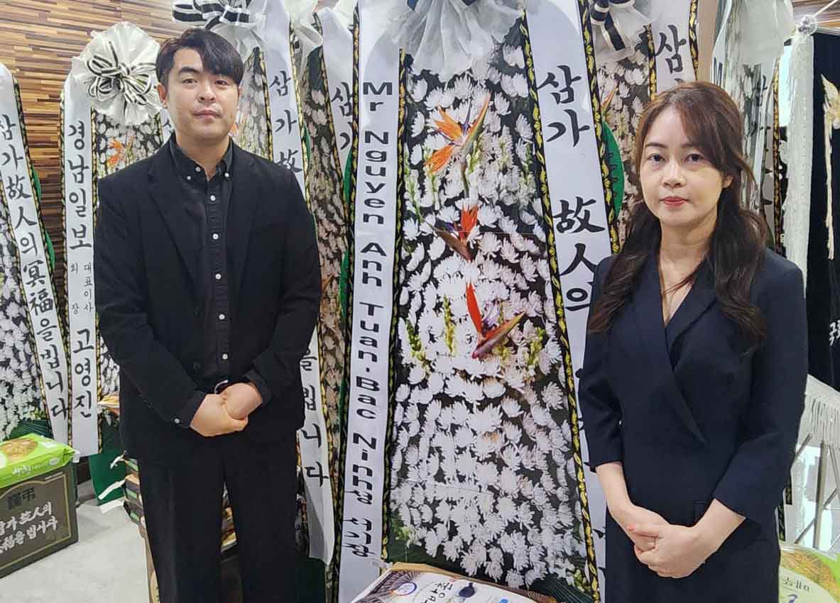 Bí thư Tỉnh ủy Bắc Ninh Nguyễn Anh Tuấn gửi vòng hoa viếng thân mẫu HLV Park Hang-seo. Ảnh: Đăng Hoà  