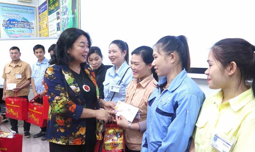 Công nhân xúc động nhận quà hỗ trợ Tết từ lãnh đạo Liên đoàn Lao động Thành phố Hà Nội. Ảnh: Hải Yến