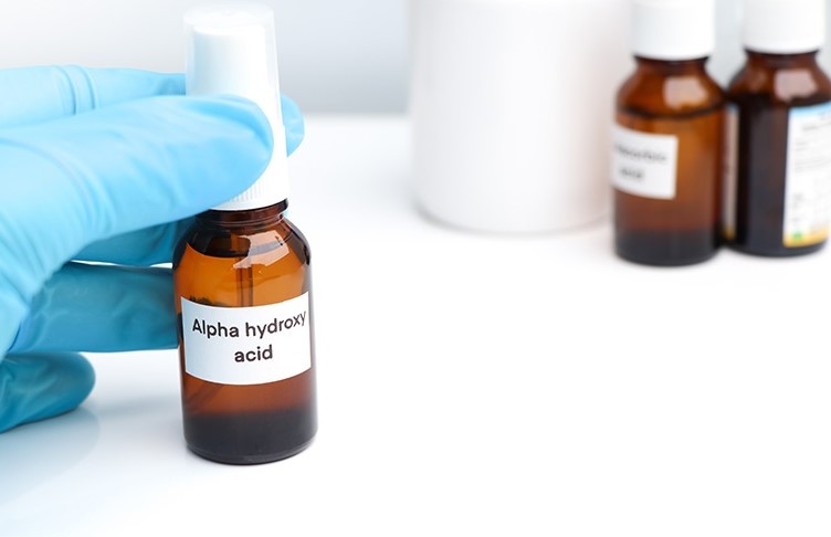 AHA (Alpha hydroxy acid) là chất giữ ẩm và làm bong các tế bào sừng. Ảnh: Bệnh viện Đa khoa Tâm Anh TPHCM