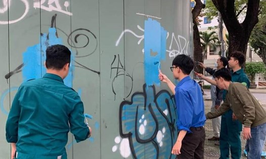 Bạn trẻ Đà Nẵng ra quân xoá nạn vẽ bậy ở nơi công cộng. Ảnh: Thanh Phong