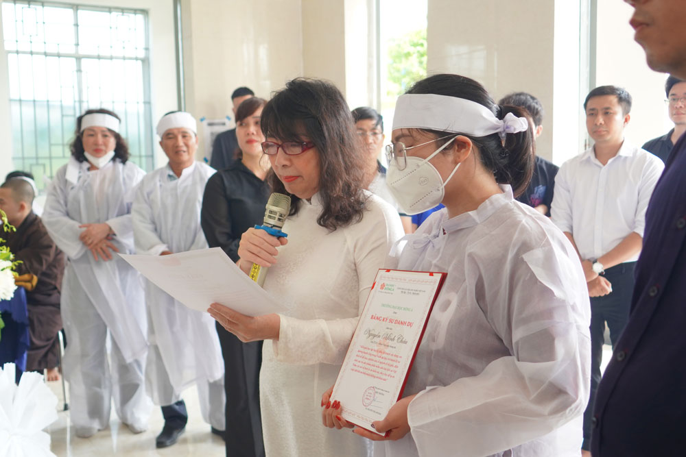 Đại học Đông Á Đà Nẵng trao bằng kỹ sư danh dự cho gia đình sinh viên không may qua đời vì bạo bệnh. Ảnh: Nguyên Thi