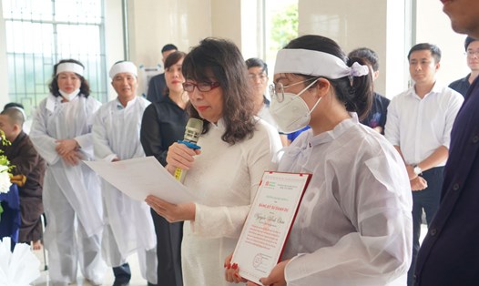 Đại học Đông Á Đà Nẵng trao bằng kỹ sư danh dự cho gia đình sinh viên không may qua đời vì bạo bệnh. Ảnh: Nguyên Thi