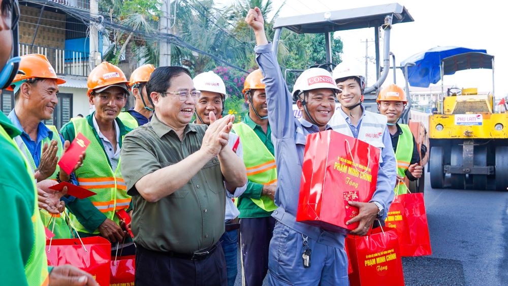 Vui mừng nhận được phần quà, ông Lê Huy Lãm (51 tuổi) – chia sẻ, nhận quà là một vinh hạnh nhưng vinh hạnh lớn nhất là được Thủ tướng Chính phủ quan tâm, chỉ đạo dự án cũng như thăm hỏi đời sống của anh em công nhân làm xuyên Tết.