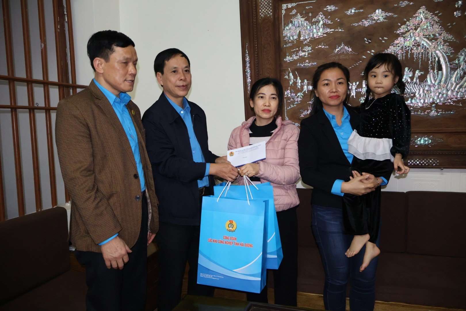 Công đoàn các Khu công nghiệp trao quà cho gia đình chị Trịnh thị Bích, quê Thanh Hoá. Ảnh: Diệu Thuý