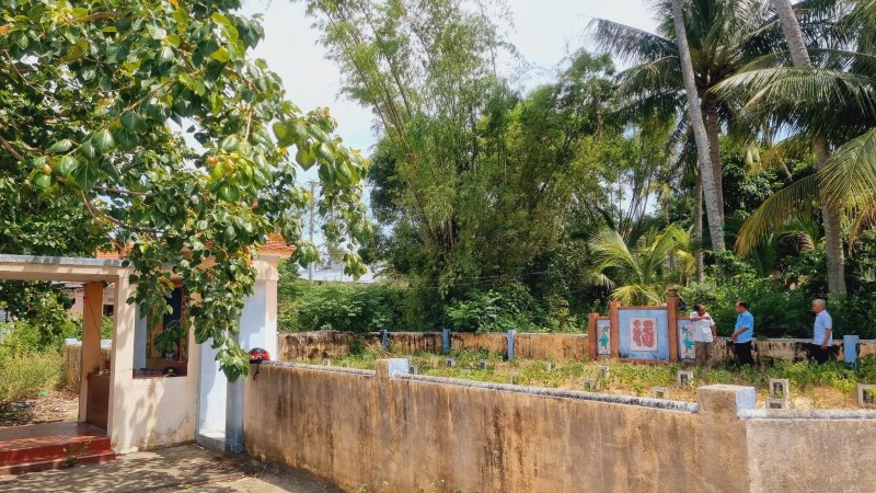 Nghĩa trũng chôn cất gần 40 ngôi mộ vô danh, chết trôi dạt vào bờ biển xã Tam Thanh, TP Tam Kỳ, Quảng Nam. Ảnh: Hoàng Bin.