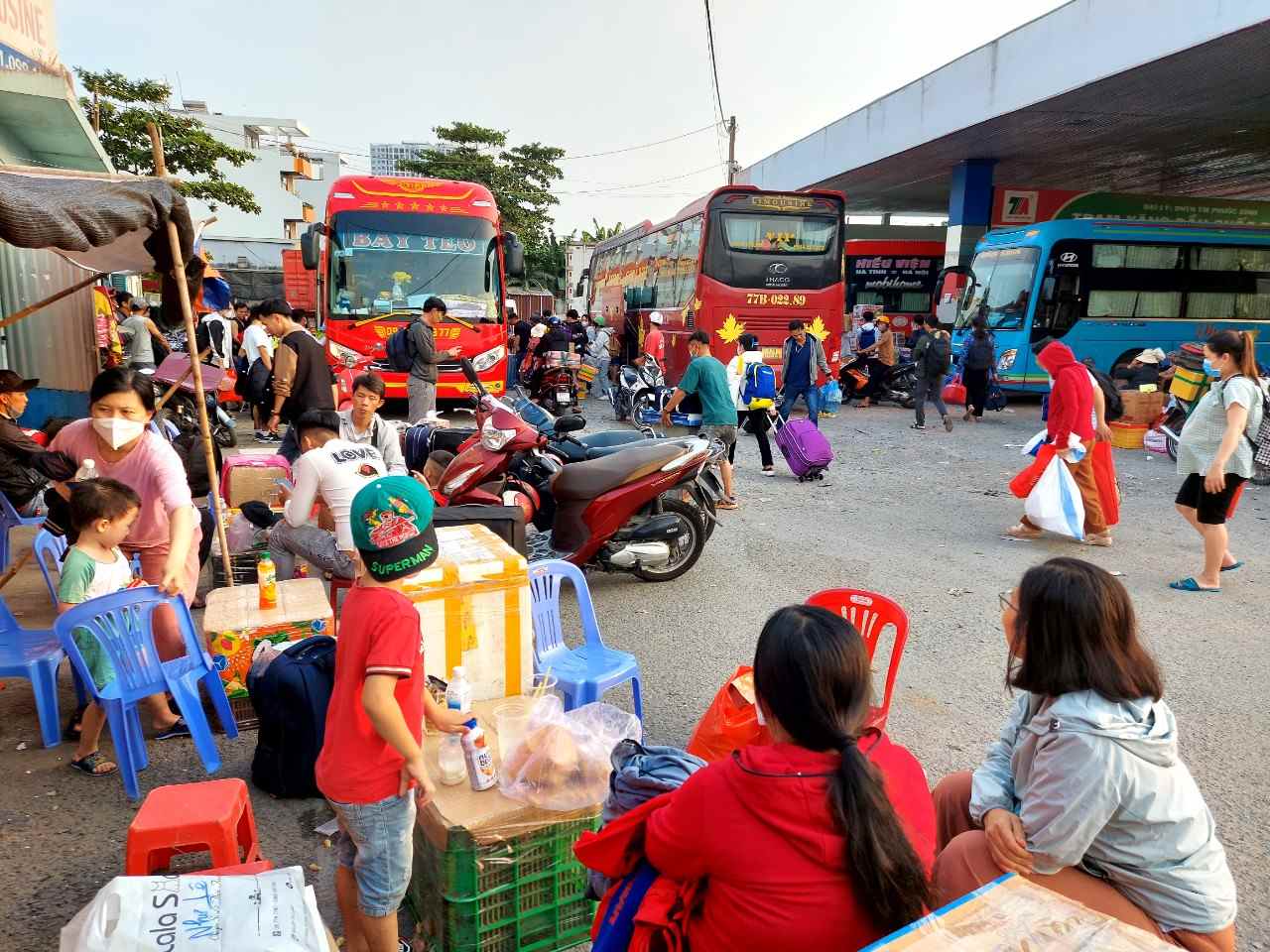 Tại bãi giữ xe Hùng Nghĩa (số 180 Quốc lộ 1, phường Tam Bình, Thủ Đức) cũng tấp nập xe và khách không khác gì bến xe thu nhỏ.