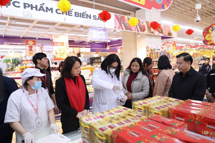 Bà Vũ Thu Hà - Phó Chủ tịch UBND TP Hà Nội cùng đoàn kiểm tra liên ngành ATTP của thành phố kiểm tra chất lượng thực phẩm tại siêu thị quận Thanh Xuân. Ảnh: Thu Giang