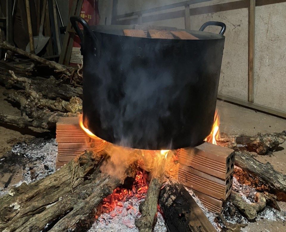 Nồi bánh tét nghi ngút khói cùng tiếng tí tách than củi là hình ảnh và âm thanh quen thuộc của một cái Tết bình yên. Ảnh: Phương Ngân