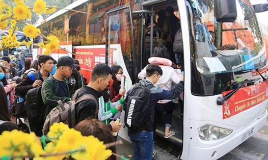 LĐLĐ Thành phố Hà Nội bố trí xe đón công nhân trở lại làm việc sau kỳ nghỉ Tết Nguyên đán. Ảnh Nhật Dương