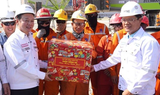 Phó Thủ tướng Chính phủ Trần Hồng Hà (bên trái ảnh) thăm, chúc Tết, tặng quà công nhân dầu khí trên công trường sản xuất. Ảnh: Thành An