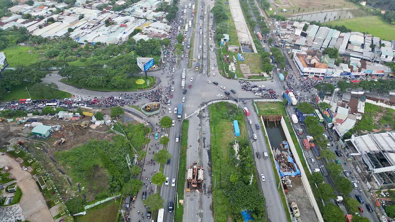Dự án trục đường Bắc - Nam giúp giảm áp lực giao thông cho đường Nguyễn Hữu Thọ, Nguyễn Văn Linh.  Ảnh: Hữu Chánh