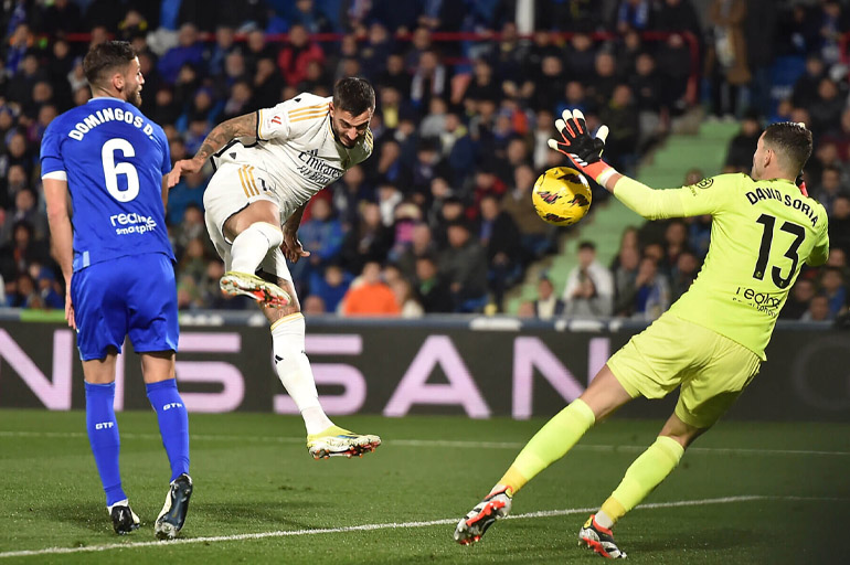 Joselu đánh đầu mở tỉ số cho Real Madrid trước Getafe. Ảnh: The Athletic