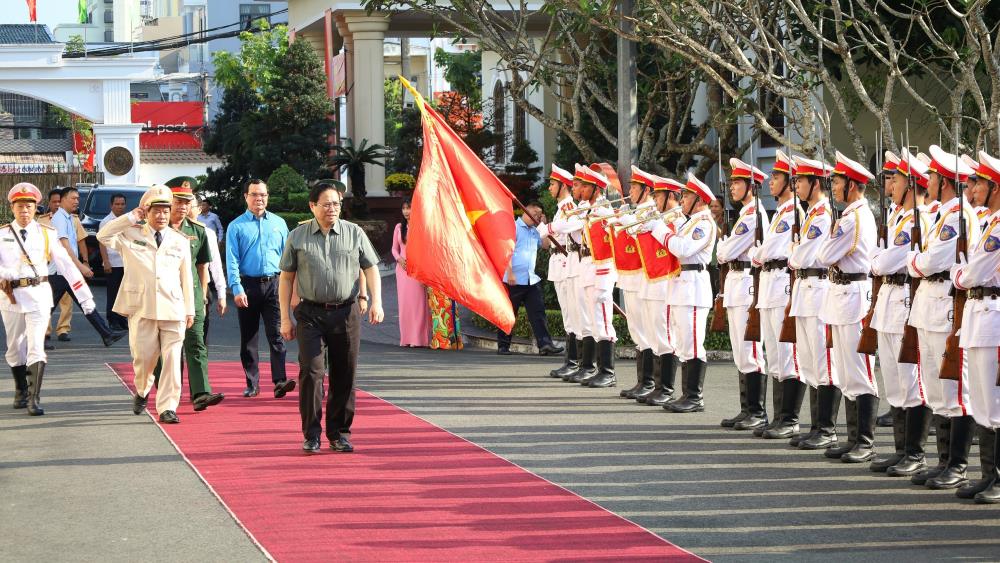 Thủ tướng Phạm Minh Chính duyệt đội danh dự Công an TP Cần Thơ. Ảnh: Tạ Quang