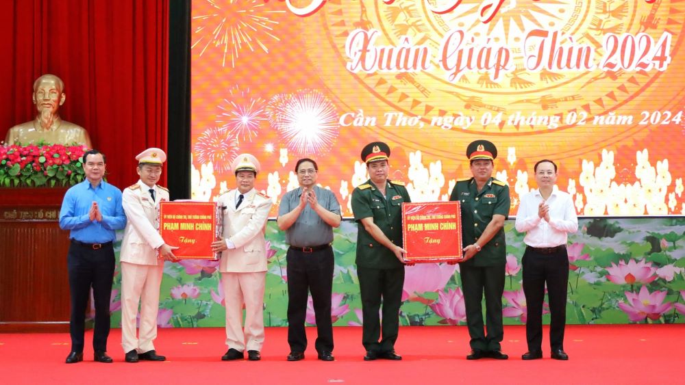 Thủ tướng Phạm Minh Chính tặng quà Công an TP Cần Thơ và Bộ Chỉ huy Quân sự TP Cần Thơ. Ảnh: Tạ Quang