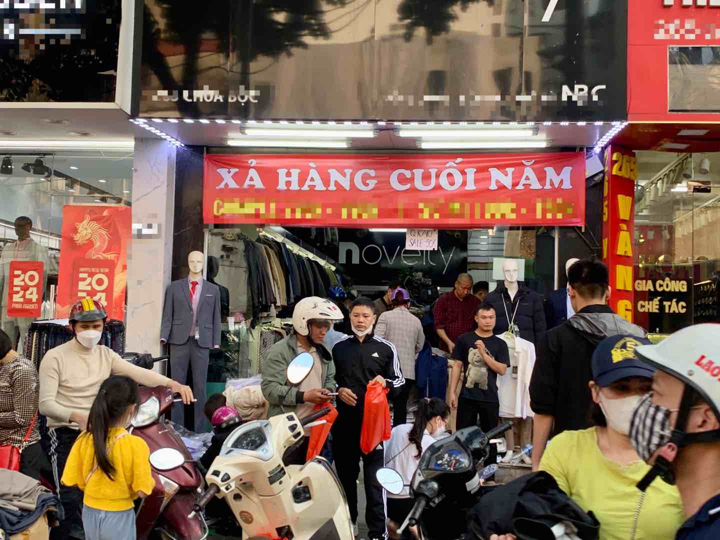 Cửa hàng trên phố Chùa Bộc (Đống Đa, Hà Nội) áp dụng khuyến mãi, giảm giá đã thu hút được nhiều người dân. Ảnh: Nhật Minh