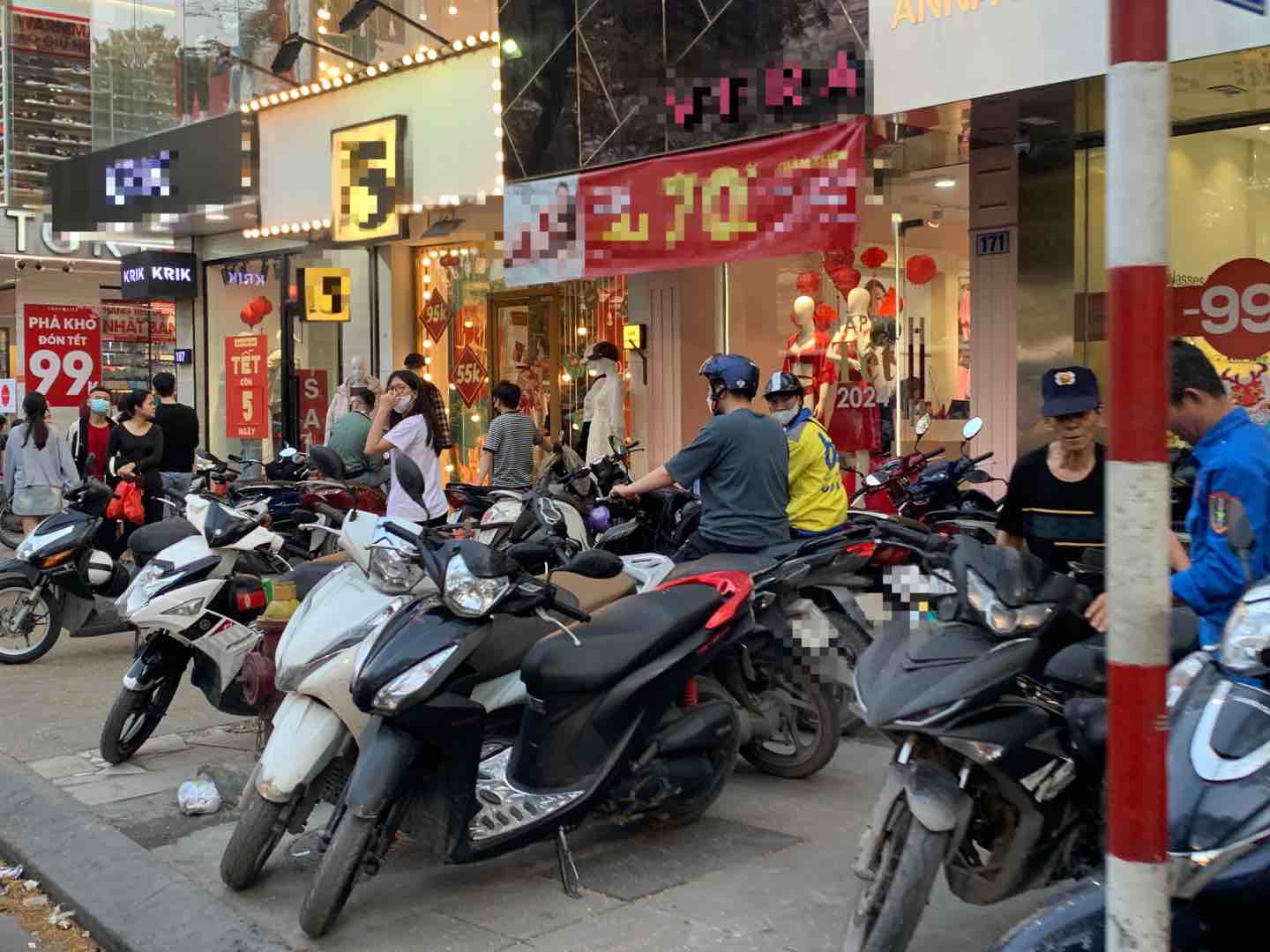 Những ngày cuối năm, phố Chùa Bộc luôn đông kín người dân mua sắm Tết. Ảnh: Nhật Minh