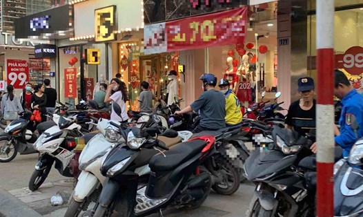 Những ngày cuối năm, phố Chùa Bộc luôn đông kín người dân mua sắm Tết. Ảnh: Nhật Minh