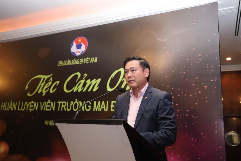 Phó Chủ tịch Trần Anh Tú thay mặt VFF cảm ơn huấn luyện viên Mai Đức Chung. Ảnh: VFF
