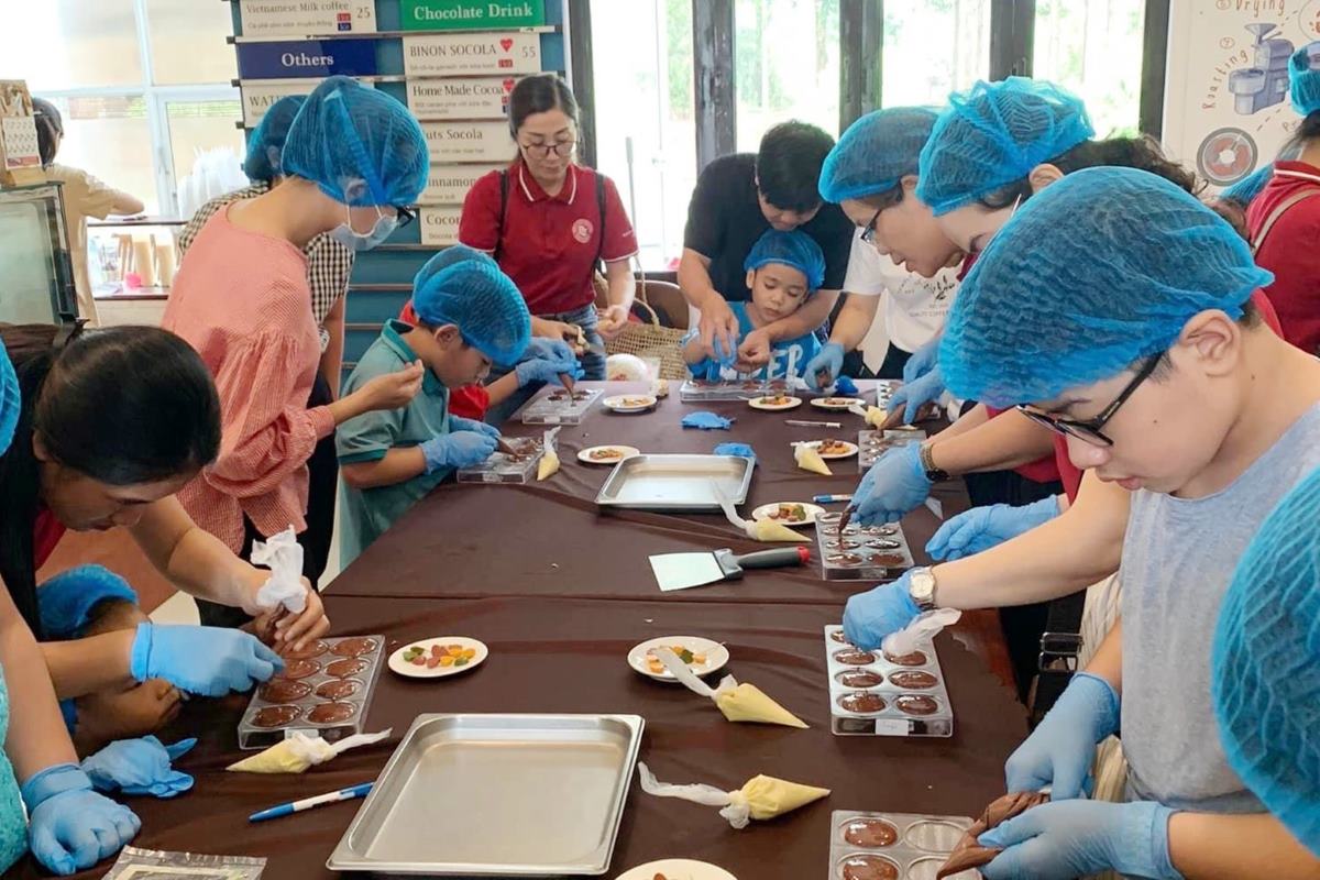 Trải nghiệm làm chocolate tại Công viên Binon Cacao. Ảnh: Mỹ Lương