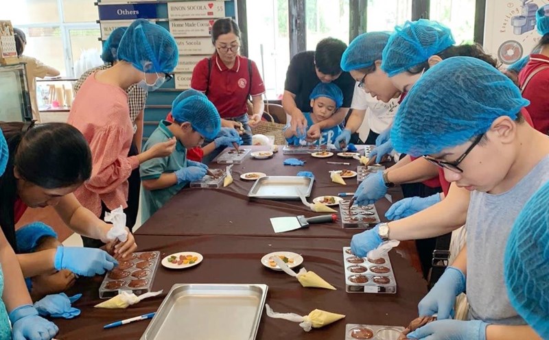 Trải nghiệm làm chocolate tại Công viên Binon Cacao. Ảnh: Mỹ Lương
