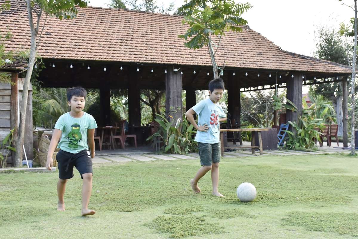 Trẻ em vui chơi thoải mái trong không khí yên tĩnh của vùng nông thôn. Ảnh: Mỹ Lương