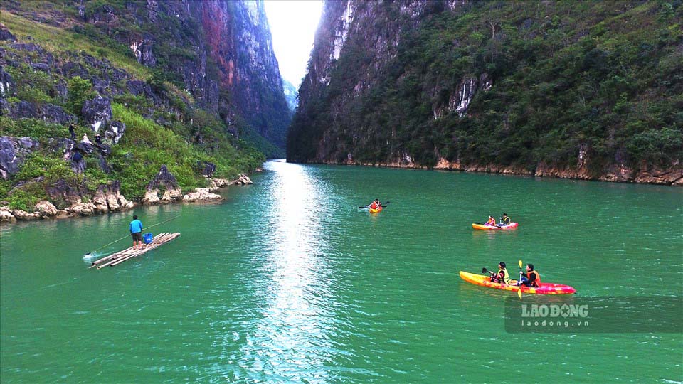 Ngoài đi thuyền, du khách có thể thuê thuyền kayak để có những trải nghiệm thú vị.