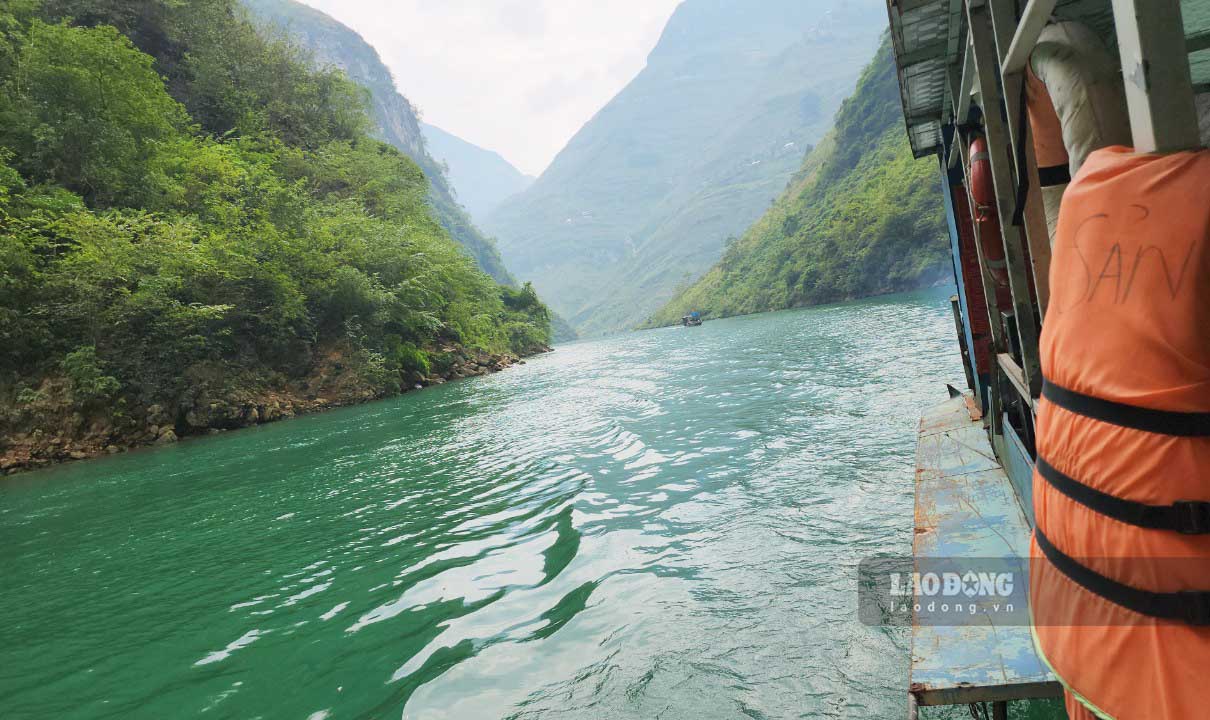 Với mức giá 120 nghìn đồng/người cho một lượt đi thuyền trên sông thời gian khoảng 1,5 tiếng, du khách sẽ được thưởng ngoạn cảnh sắc thiên nhiên hùng vĩ với đủ cung bậc cảm xúc với vẻ đẹp ngỡ ngàng của sông núi.