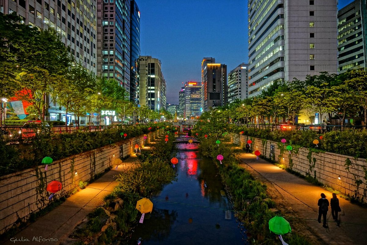 Dòng suối nhân tạo đem đến không gian thiên nhiên yên bình giữa thành phố Seoul. Ảnh: Giulia Alfonso/Tripadvisor