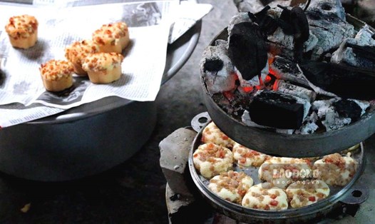 Nướng bánh bông lan truyền thống bằng bếp than. Ảnh: Nguyên Anh