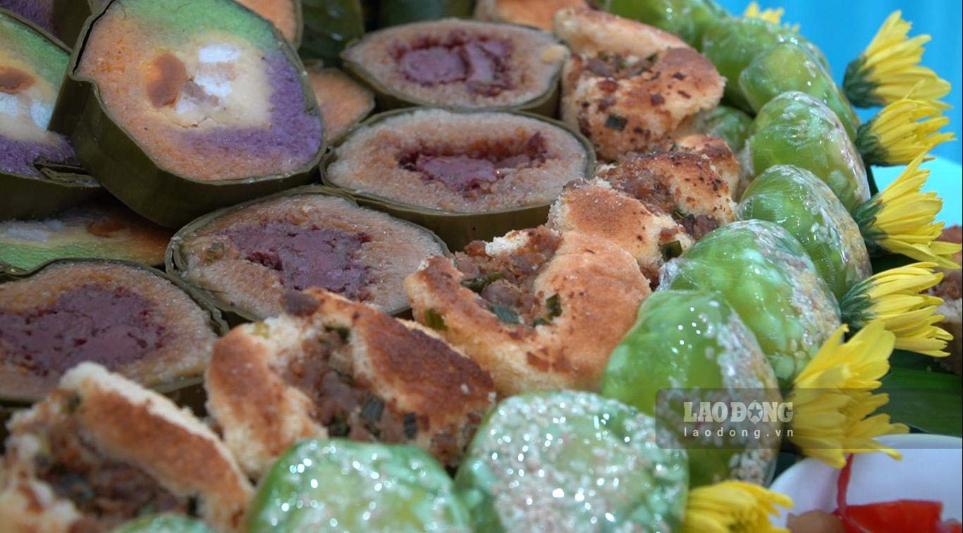 Bánh bông lan cùng các loại bánh truyền thống khác đặc trưng của người dân Nam bộ trên mâm bánh Tết. Ảnh: Nguyên Anh
