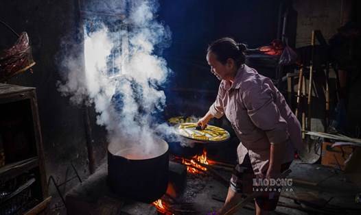 Những ngày cận Tết nghi ngút khói toả cùng mới bánh thơm trong gió ở làng bánh Vân Giang bên sông Lô (Yên Sơn, Tuyên Quang). Ảnh: Giang Lam.