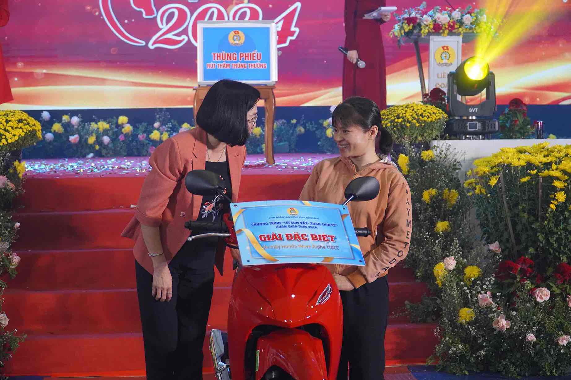 Phó chủ tịch UBND tỉnh Đồng Nai Nguyễn Thị Hoàng (bên trái) đang chúc mừng nữ công nhân trúng giải đặc biệt là một chiếc xe máy tại chương trình rút thăm may mắn. Ảnh: Hà Anh Chiến