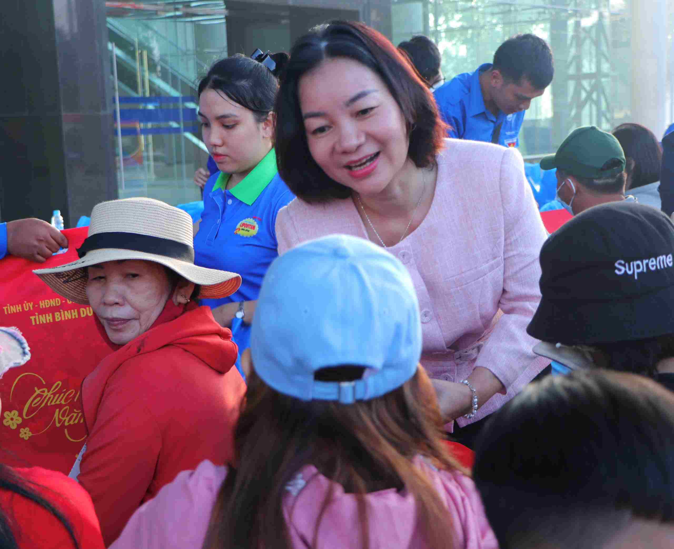 Bà Trương Thị Bích Hạnh - Trưởng Ban Tuyên giáo Tỉnh ủy Bình Dương trao quà tiễn công nhân lao động về quê. Ảnh: Thiên Phúc