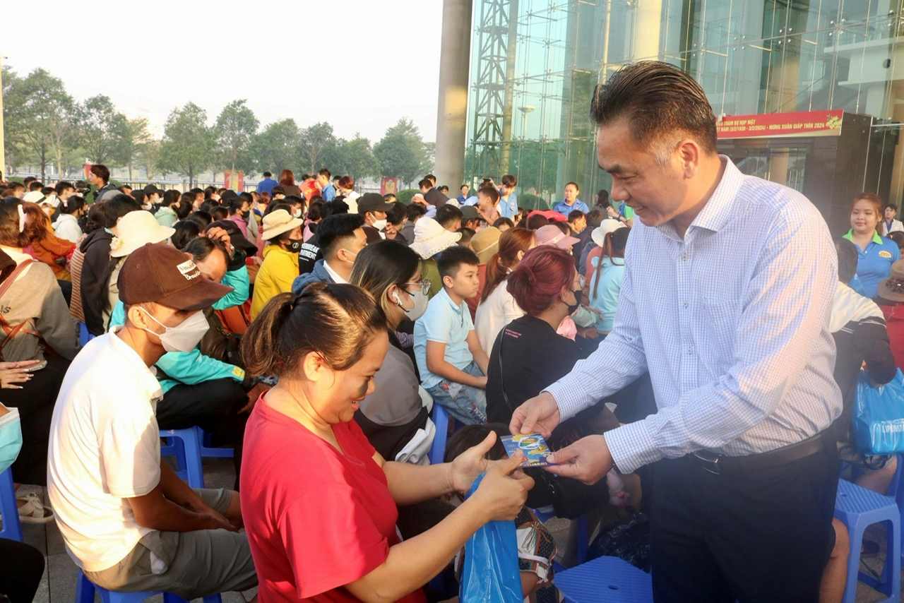 Ông Nguyễn Lộc Hà - Phó Chủ tịch UBND tỉnh Bình Dương trao quà tiễn công nhân lao động về quê. Ảnh: Thiên Phúc