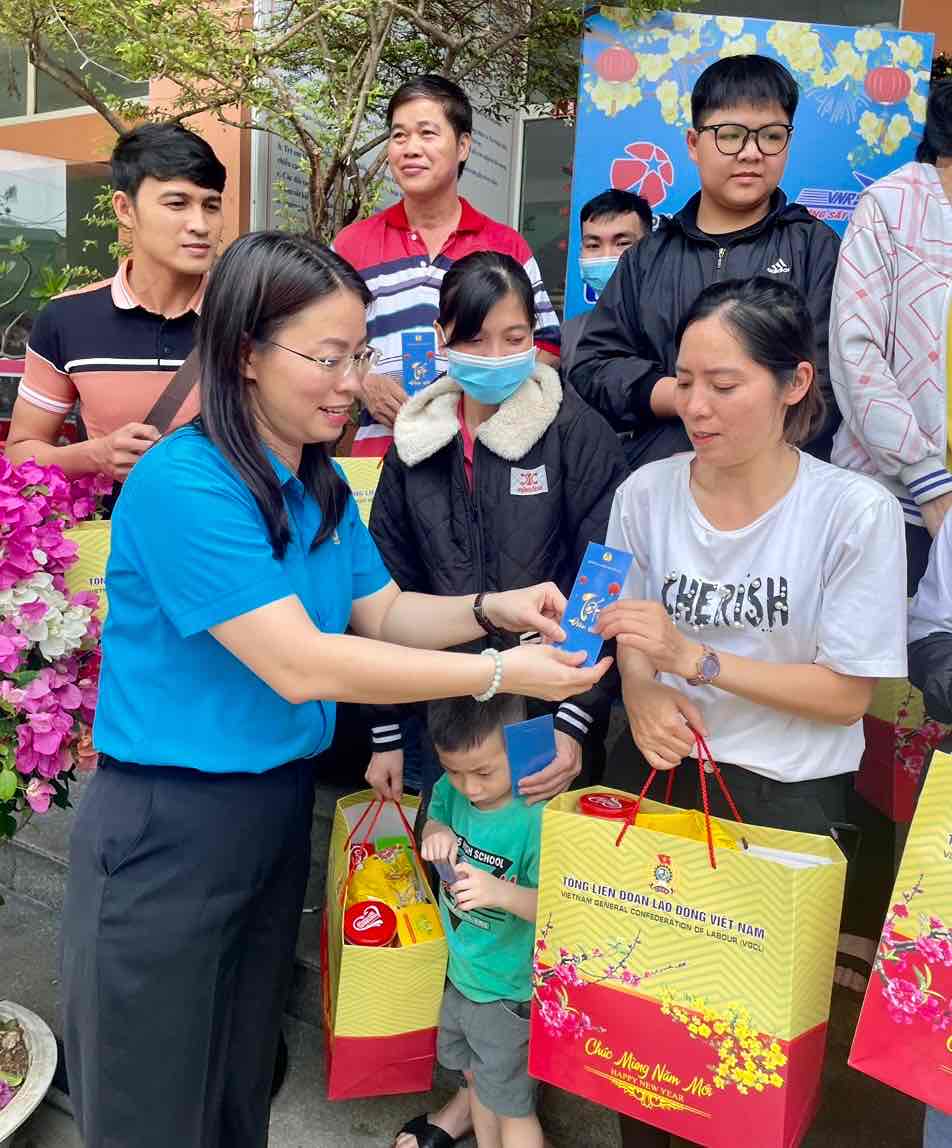 Bà Bùi Thị Nhàn, Phó Chủ tịch LĐLĐ tỉnh Đồng Nai tặng quà cho đoàn viên người lao động. Ảnh: Hà Anh Chiến