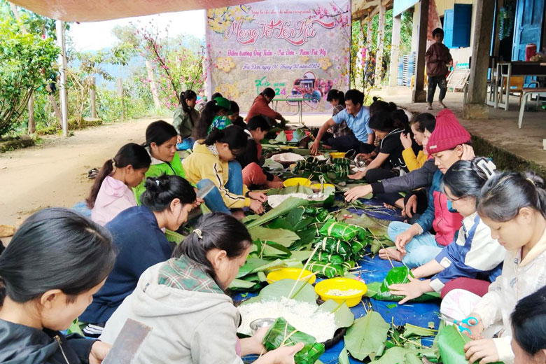“Mang Tết lên núi” năm 2024, chương trình do CLB thiện nguyện Bạn thương nhau tại TP Đà Nẵng đã mang đến ngày hội Tết cho 22 điểm trường ở các huyện miền núi Quảng Nam, Quảng Ngãi, Quảng Trị. 