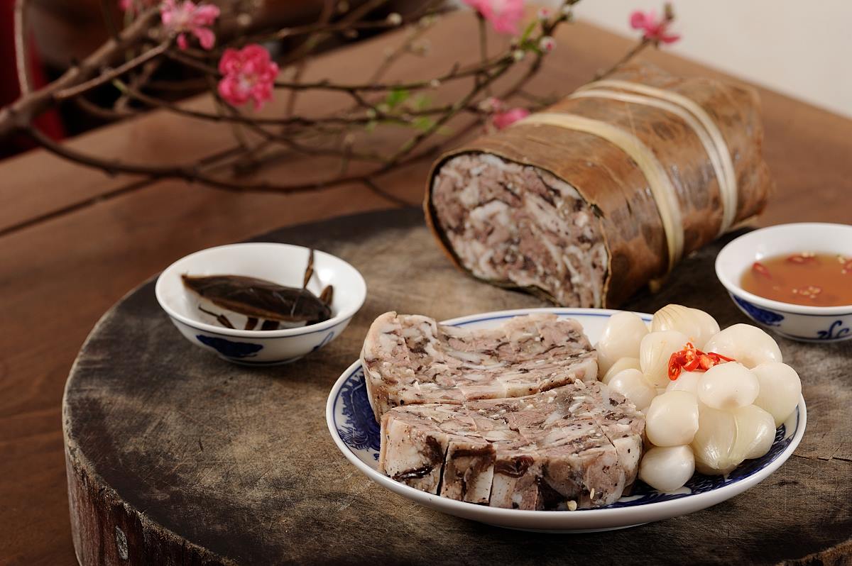 Hành muối hay hành nén là món ăn chống ngấy trên mâm cơm ngày Tết. Ảnh: Nhà hàng Ánh Tuyết