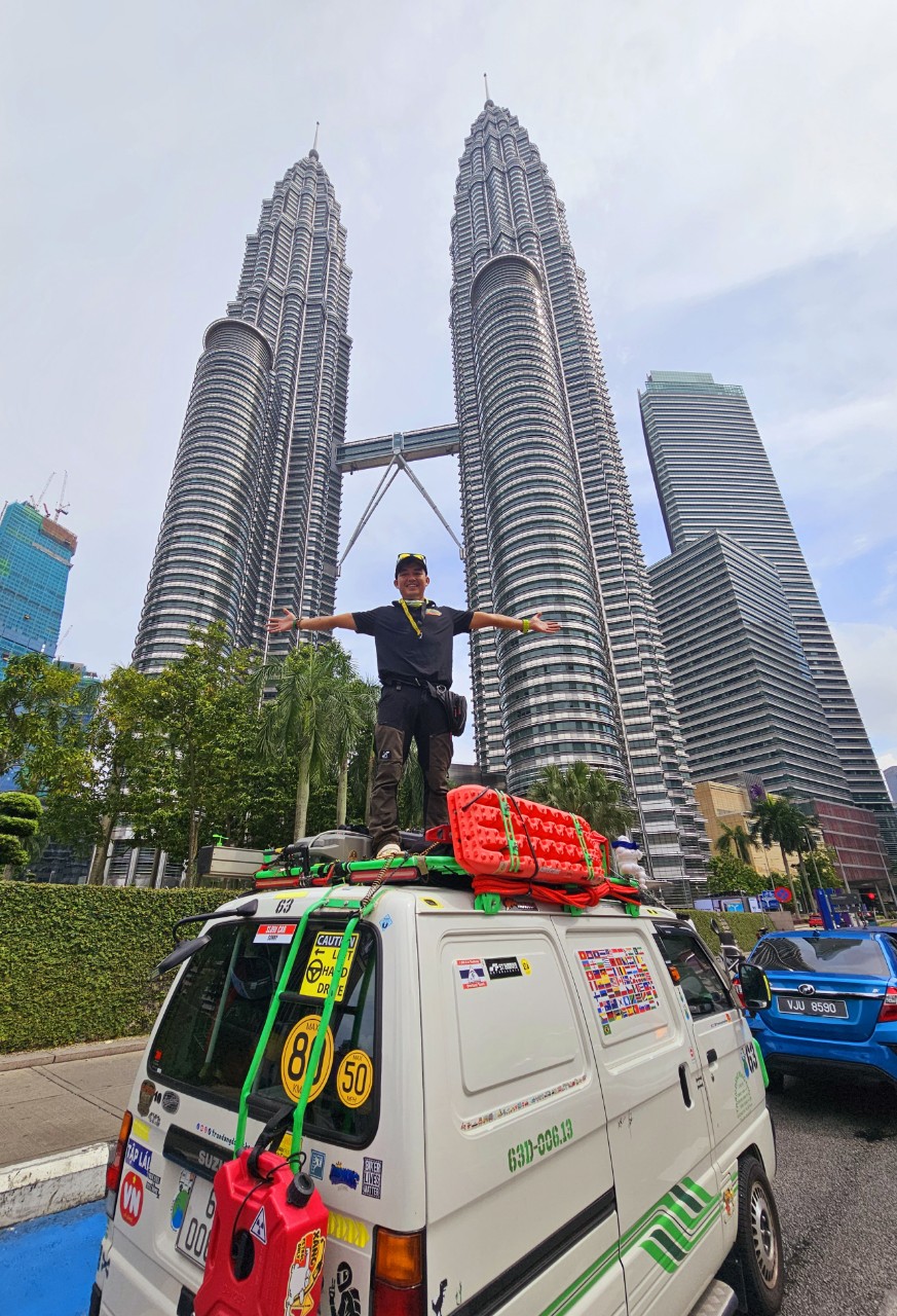 Blogger Tháp đôi Petronas, hay Petronas TwinTowers, là tên một cao ốc tại Kuala Lumpur, Malaysia. 