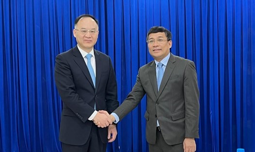 Thứ trưởng Thường trực Bộ Ngoại giao Nguyễn Minh Vũ (phải) và Trợ lý Bộ trưởng Bộ Ngoại giao Trung Quốc Nông Dung. Ảnh: Bộ Ngoại giao