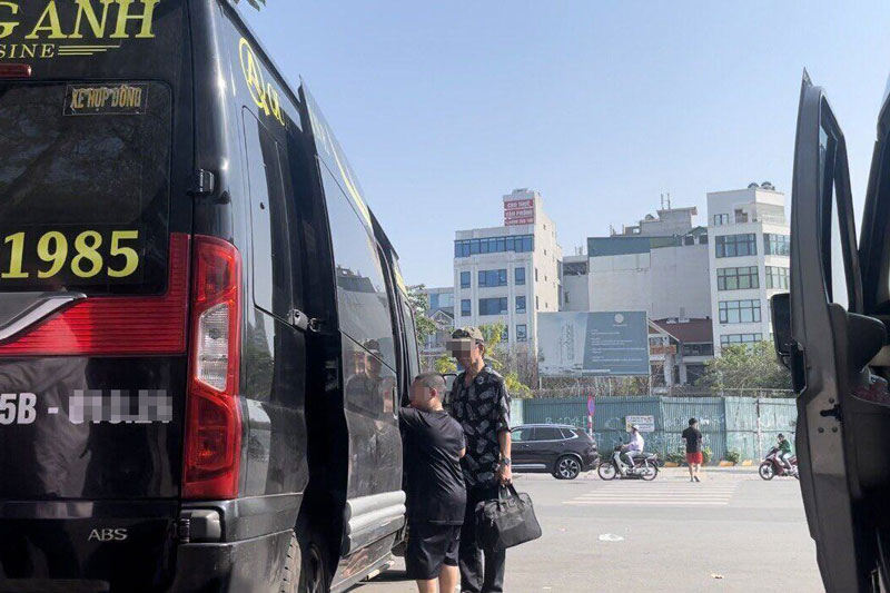 Dù ghi rõ là “xe hợp đồng“, song các nhà xe vẫn ngang nhiên đón, trả khách giữa đường phố Hà Nội. Ảnh: Khánh Linh