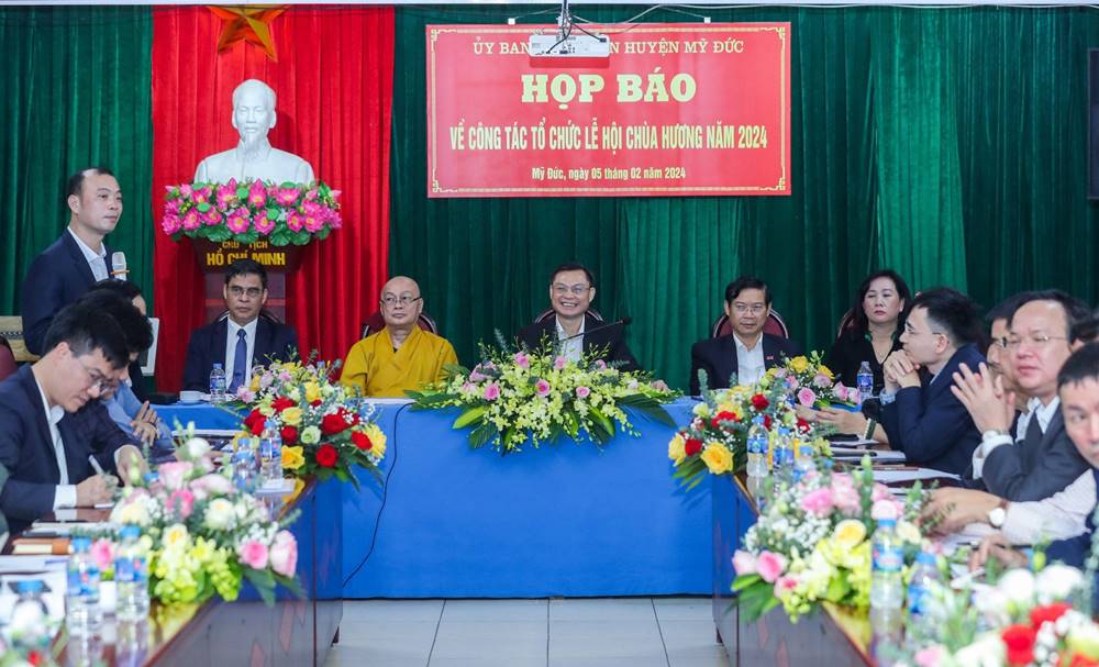 Toàn cảnh họp báo về việc tổ chức Lễ hội Chùa Hương năm 2024. Ảnh: Hải Nguyễn