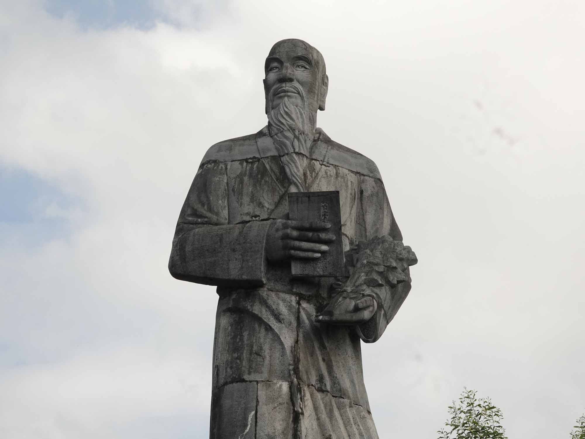 Tượng Hải Thượng Lãn Ông ở xã Sơn Trung, huyện Hương Sơn, tỉnh Hà Tĩnh. Ảnh: Trần Tuấn.