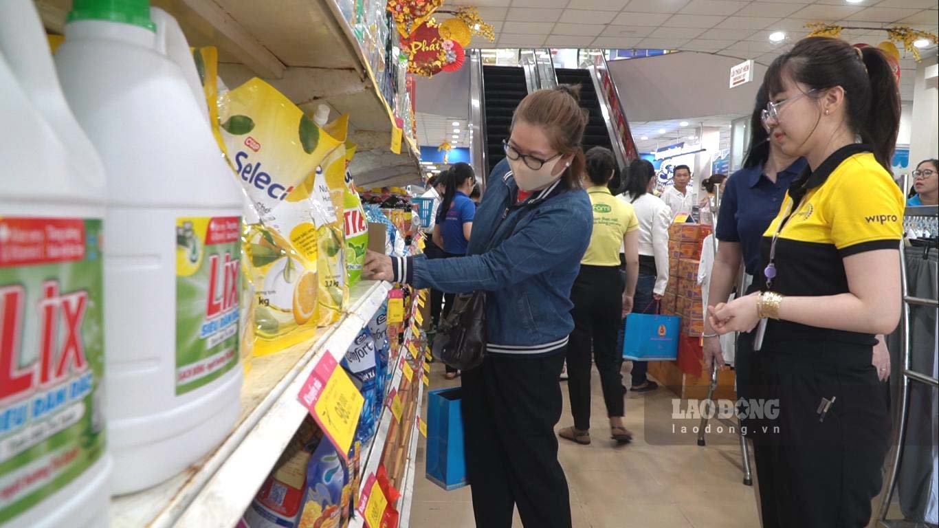 Người lao động dùng phiếu mua sắm ưu đãi ở siêu thị Co.opmart Kiên Giang. Ảnh: Nguyên Anh