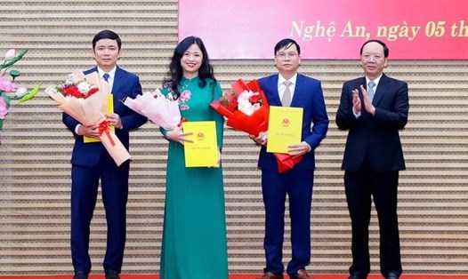 Ông Bùi Thanh An - Phó Chủ tịch UBND tỉnh Nghệ An trao Quyết định, tặng hoa cho các cán bộ được bổ nhiệm. Ảnh: Hải Đăng