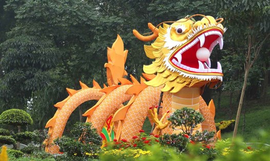 Linh vật rồng tại thành phố Vinh (Nghệ An) dài 30 mét, nặng khoảng 3 tấn. Ảnh: Quang Đại